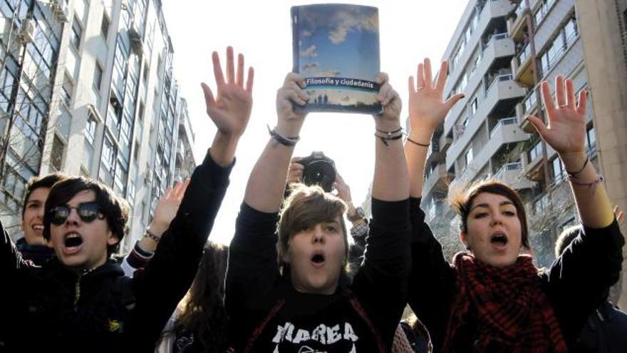 Un grupo de estudiantes durante la protesta ayer en el centro de Valencia.