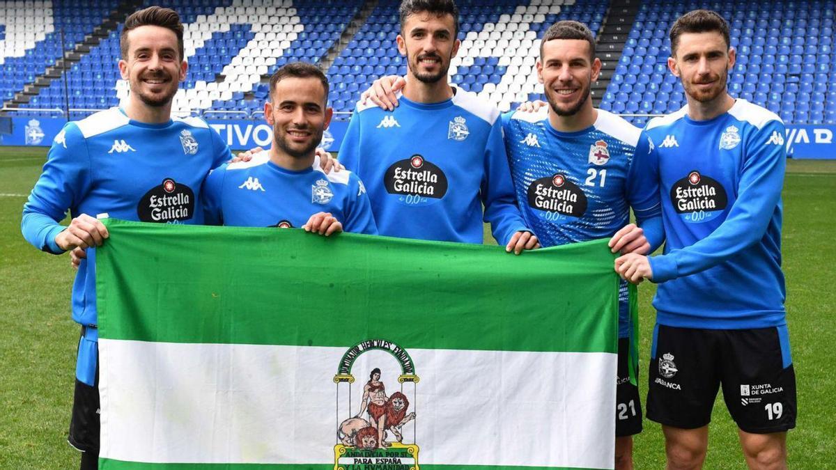 Rafa de Vicente (Málaga, 1993), Menudo (Sevilla, 1991), Quiles (Huelva, 1995), Álvaro Rey (Sevilla, 1989) y Jaime Sánchez (Chiclana de la Frontera, 1995), con la bandera blanquiverde en Riazor. |  // VÍCTOR ECHAVE