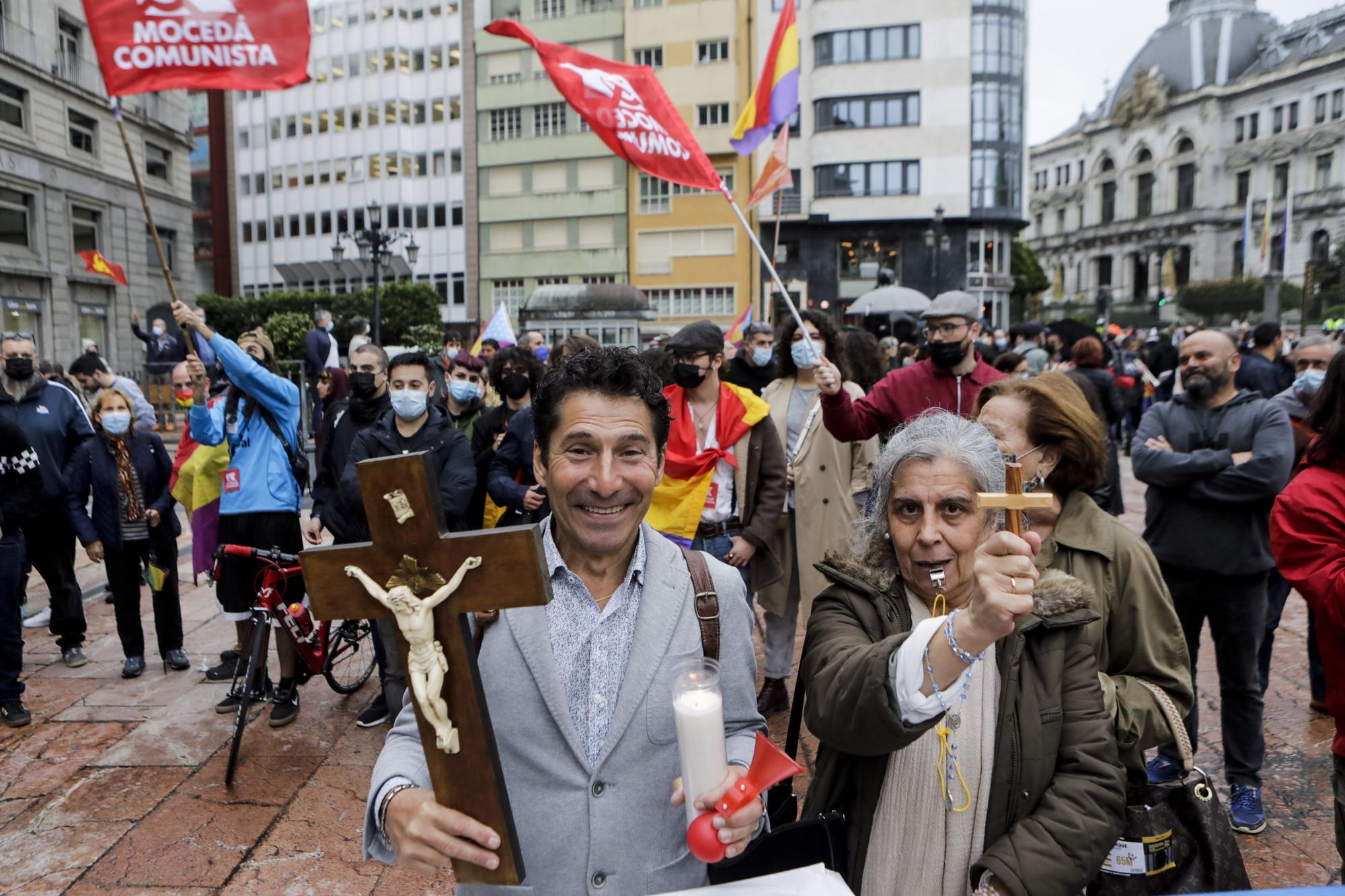 Ambiente en el entorno del Campoamor: republicanos, antisatánicos y muchos aplausos y vítores a Familia Real y premiados