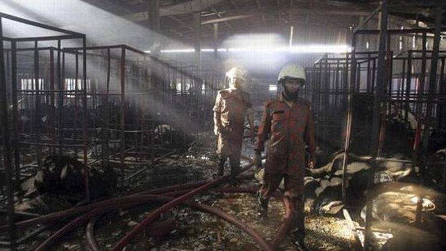 Al menos nueve muertos en el incendio de una fábrica textil en Bangladés