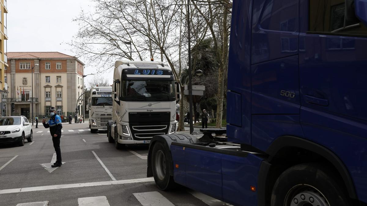 Protesta de camioneros, a su paso por La Marina