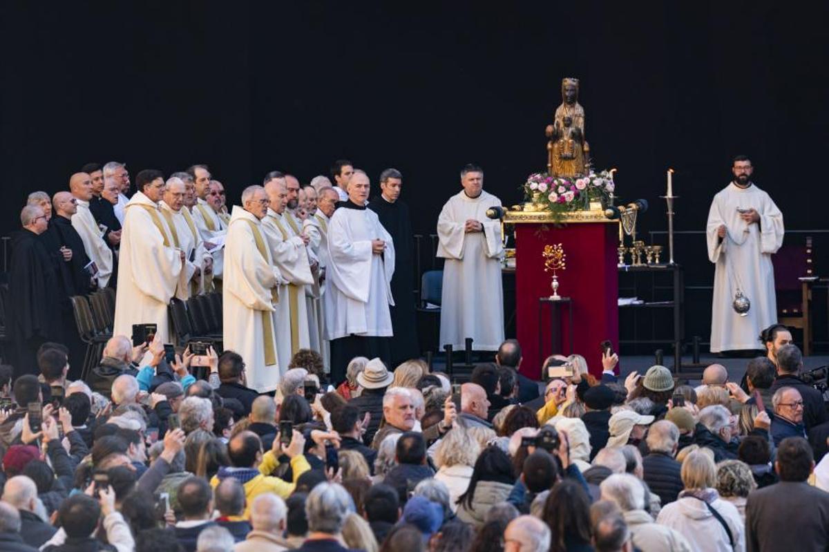 La Virgen de Montserrat sale de la abadía por primera vez este siglo ante miles de fieles