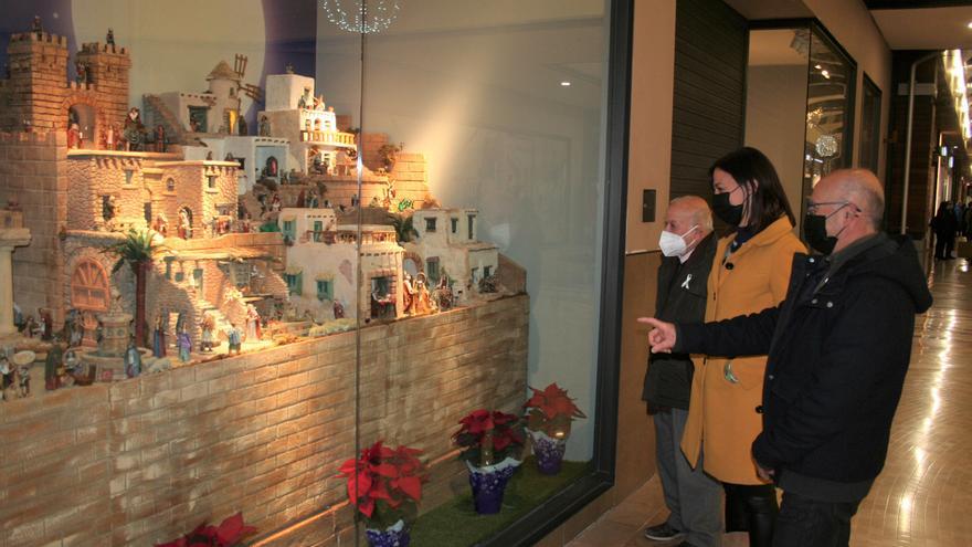 Los Belenistas montan un nacimiento en el Parque Almenara de Lorca