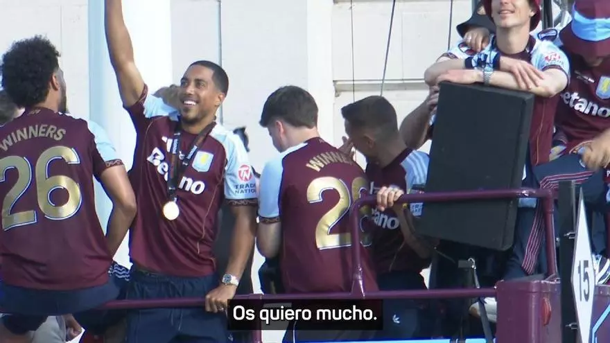 Martínez bromea sobre su posible fichaje por el Manchester United durante las celebraciones del Aston Villa