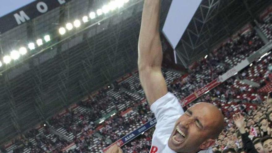 Abelardo celebra la permanencia, manteado por sus futbolistas.