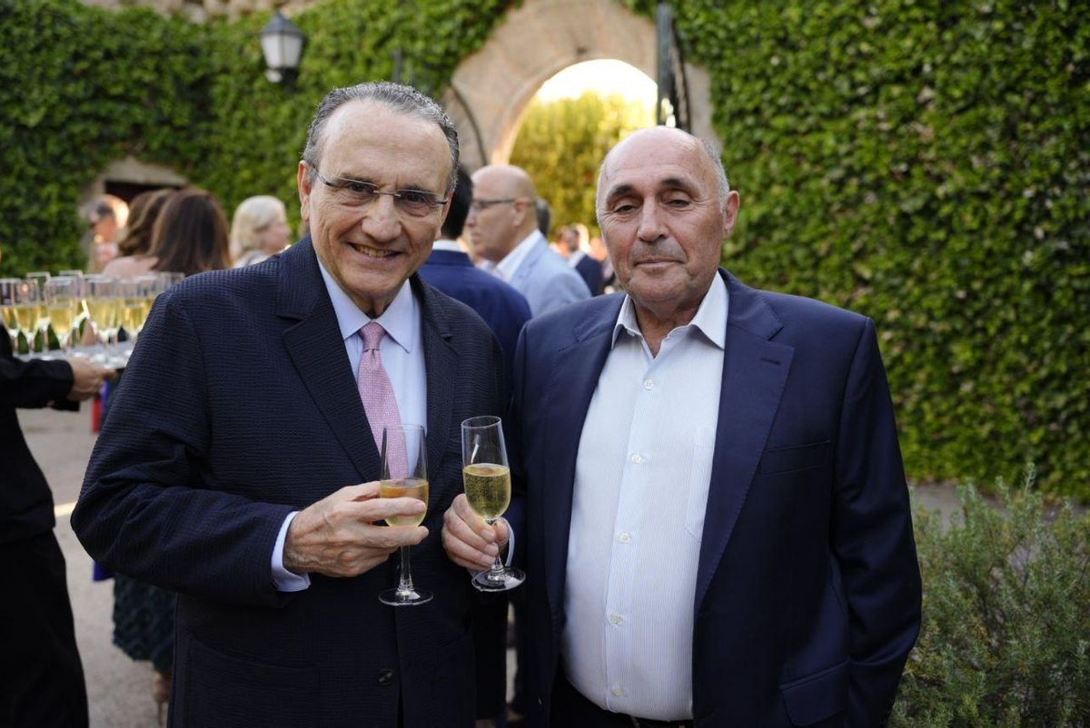 Moll y el empresario de Christian Lay, Ricardo Leal, acceden a la ceremonia.