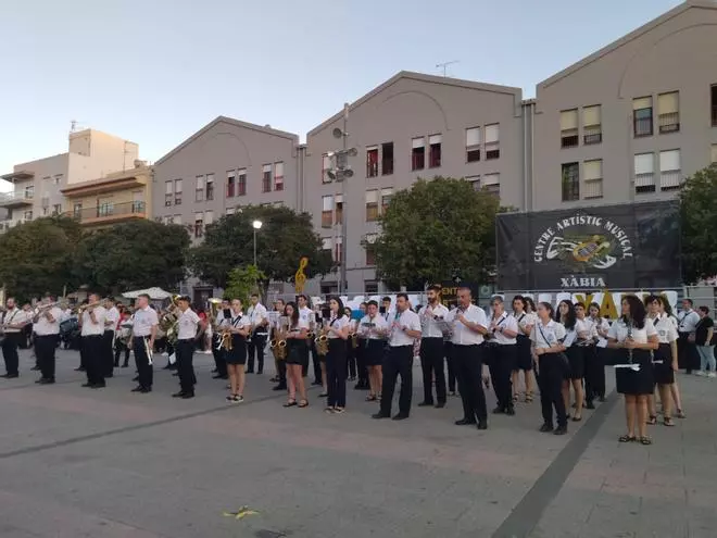 Xàbia, capital de la música: más de 800 músicos de toda la comarca llenan de vida las calles (imágenes)