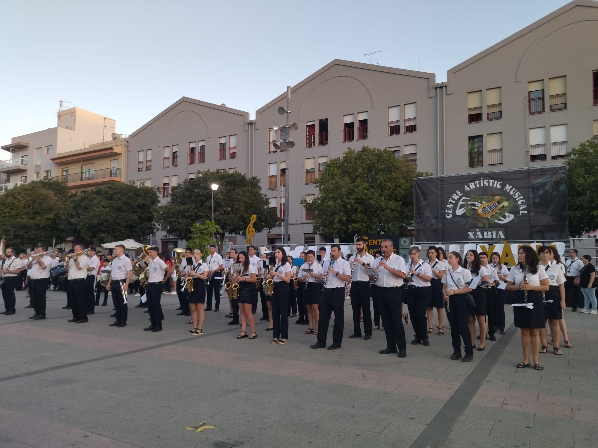 Xàbia, capital de la música: más de 800 músicos de toda la comarca llenan de vida las calles (imágenes)