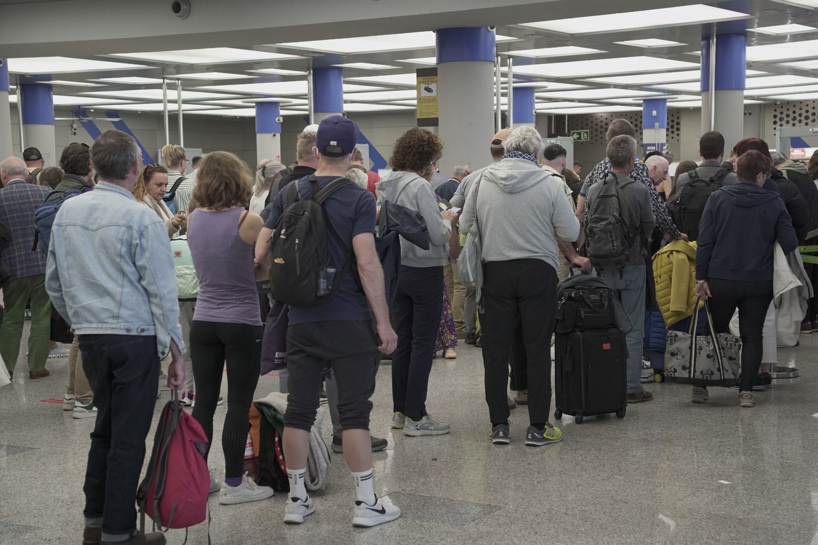 Colapso en los filtros de seguridad del aeropuerto de Palma con una hora de espera y cientos de personas atrapadas