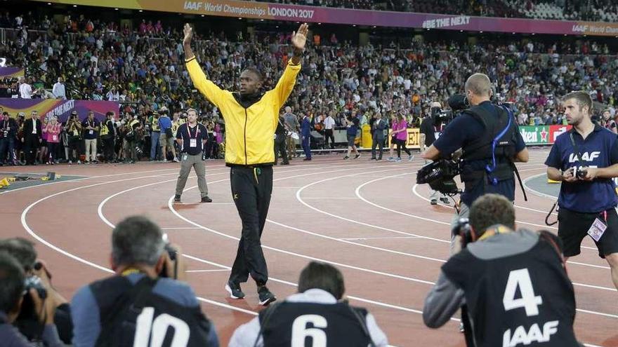 Bolt recibe la ovación del Estadio Olímpico de Londres en su despedida. // Lavandeira jr