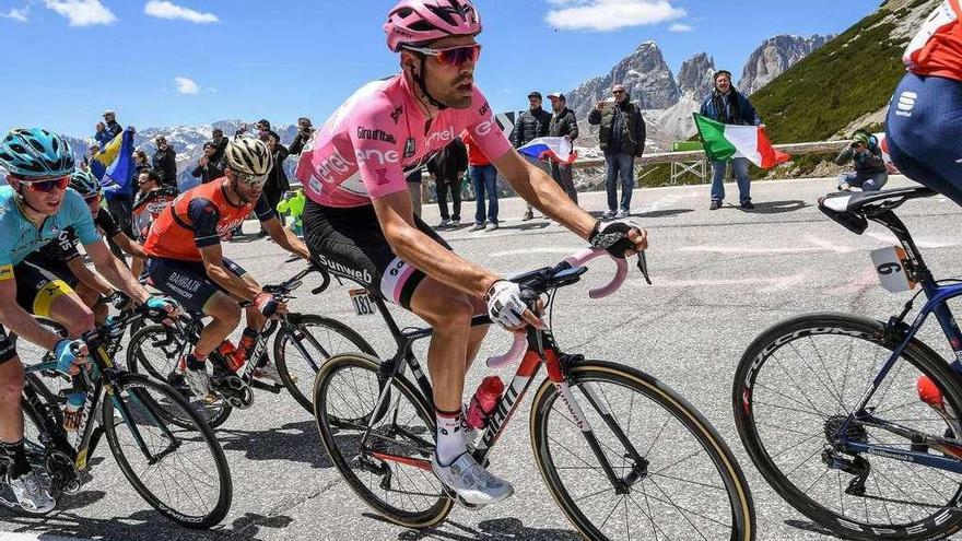 Dumoulin, ayer durante el ascenso de uno de los puertos de la etapa.