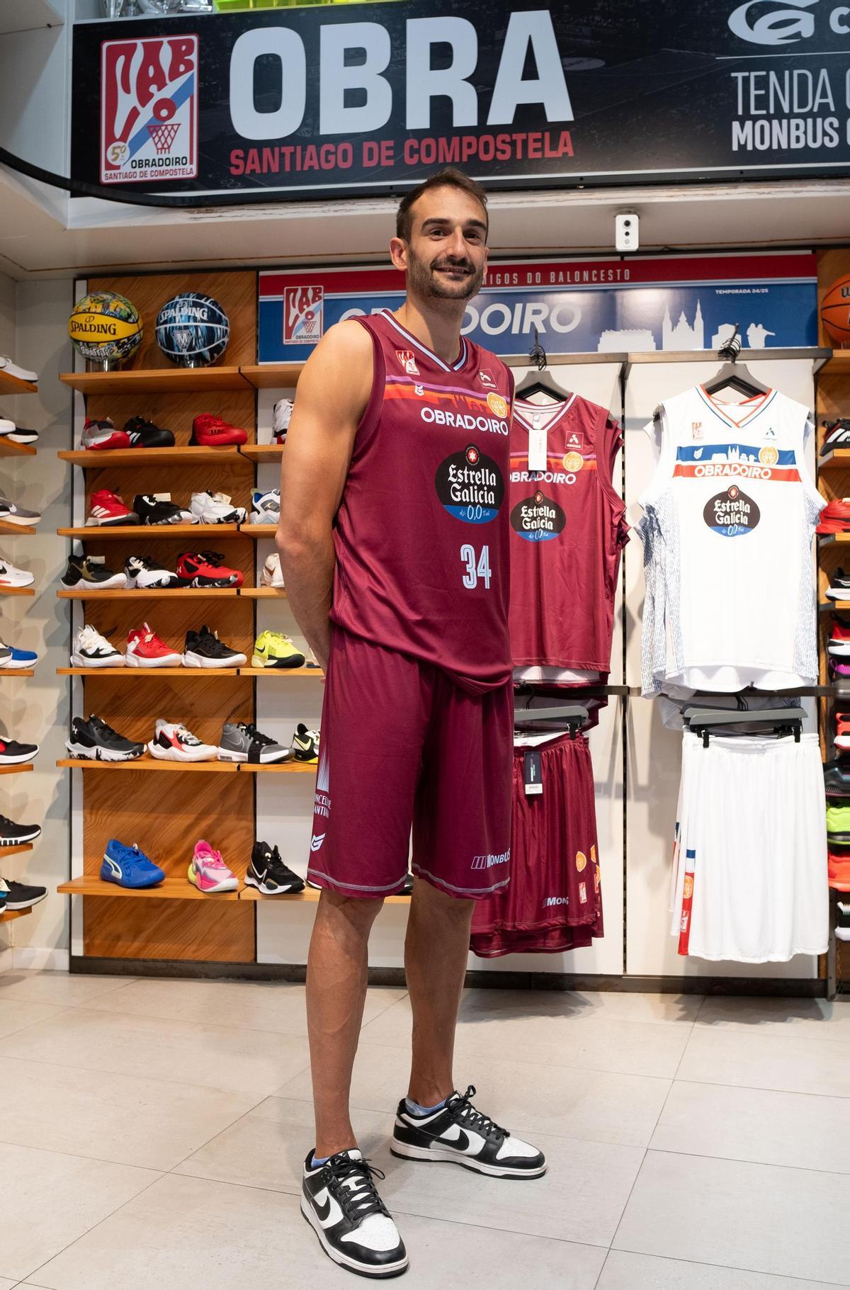 Presentación de las camisetas del Monbus Obradoiro para la temporada 24/25