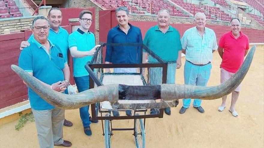 Francisco Solano González dona a la Escuela Taurina de Córdoba el carretón con el que entrenaba