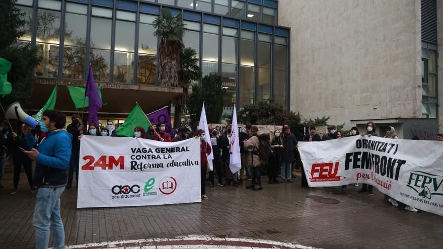 Universitarios valencianos protestan contra las reformas educativas para evitar la &quot;mercantilización&quot; del sistema