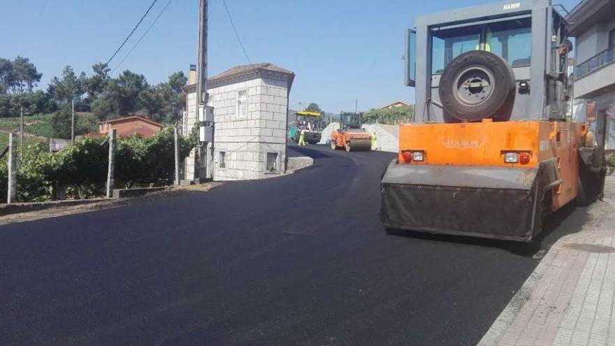 Los obreros trabajaban ayer en la obras de la 0U-402 a su paso por el concello de Arnoia.  // FdV