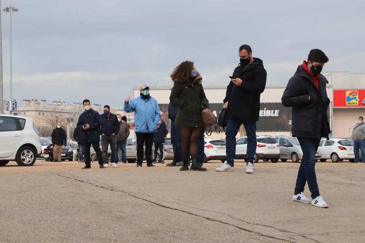 Colas en el estadio de El Arcángel para retirar las entradas del Córdoba CF-Getafe