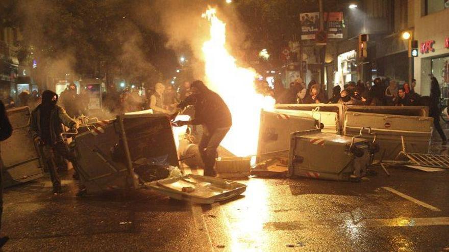 Los okupas de Sants vuelven a la carga con refuerzos de barrios