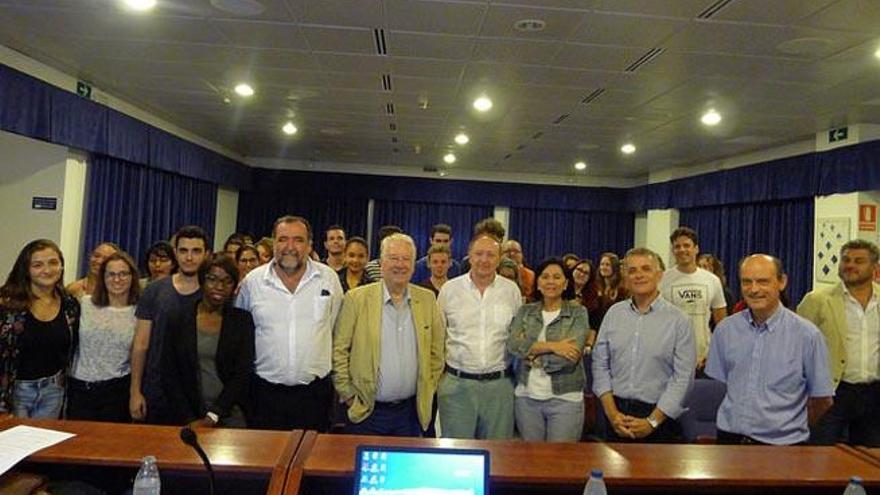 Capel y Julia Pérez, junto a los participantes y los alumnos, ayer, en la Escuela de Turismo.