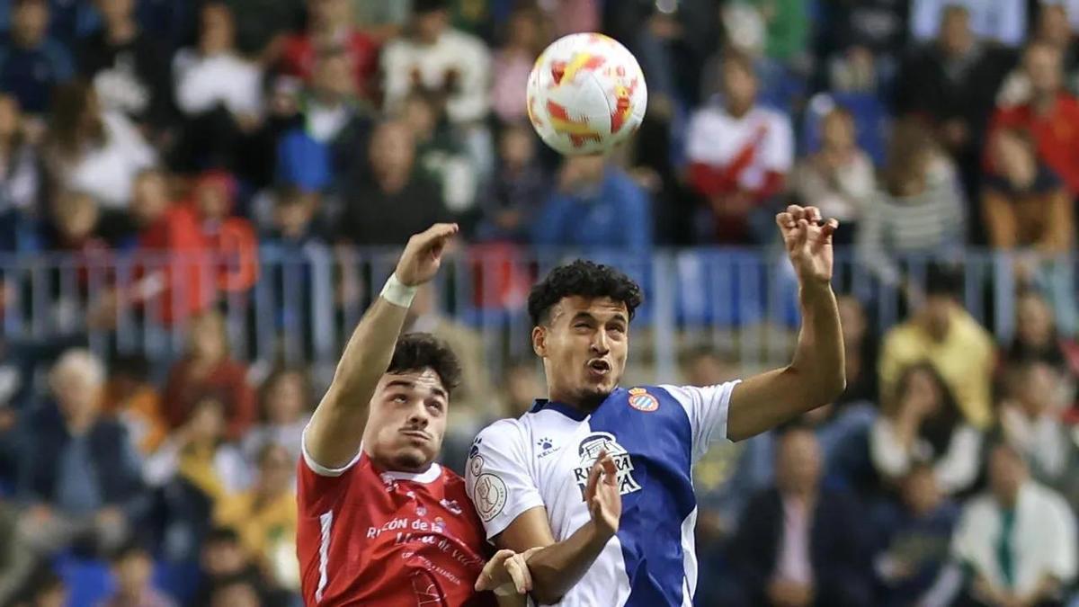 El Hilali disputa un balón con el RCD Espanyol