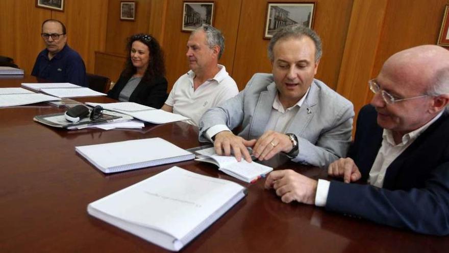 Luis Alonso Girgado, Inma Otero, Carlos Loureiro, Armando Requeixo y Carlos González de Lema, ayer, durante su reunión previa al fallo. // Bernabé/Cris M.V.