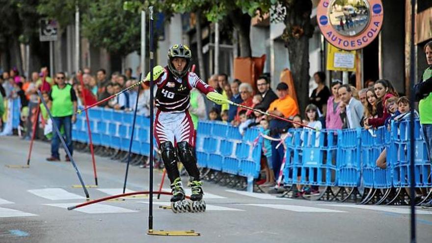 Un participant en ple descens, esquivant les portes