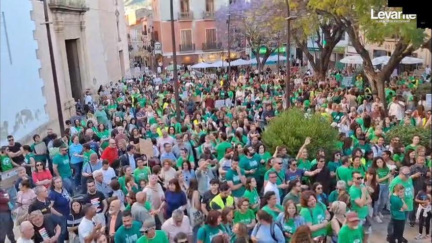 Miles de docentes y familias toman Dénia: así ha sido la multitudinaria e histórica manifestación