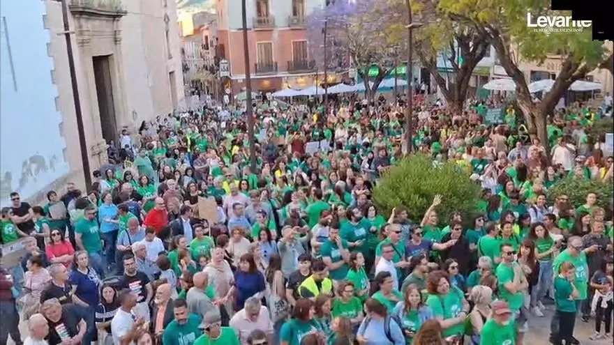 Miles de docentes y familias toman Dénia: así ha sido la multitudinaria e histórica manifestación