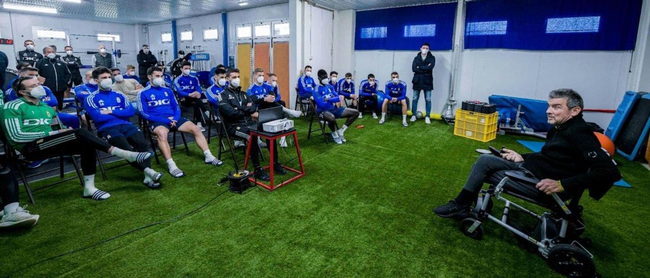 Unzué, en el momento en el que da la charla a los futbolistas y empleados del Oviedo.