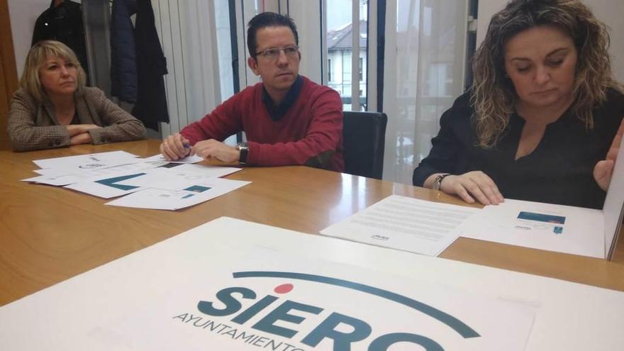 Rocío Ardura, Javier Lobo y la edil de Foro Paula Onís, con el nuevo logo en primer plano.