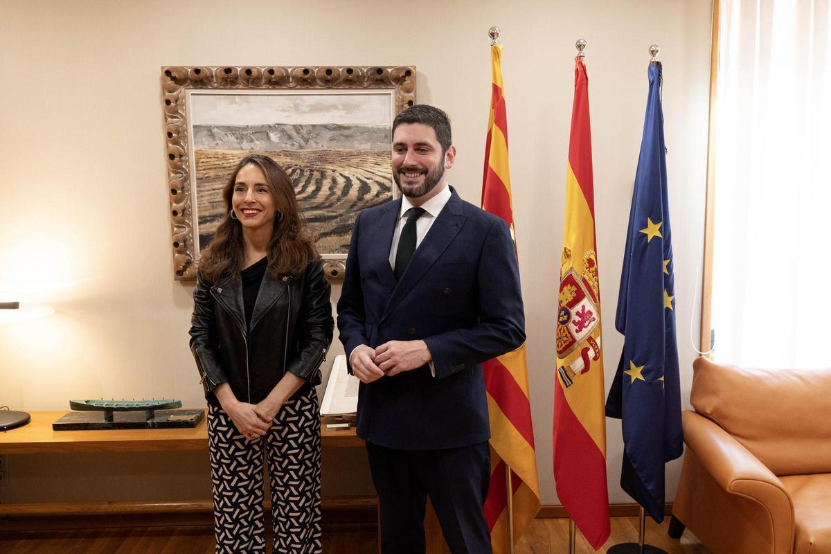 María Navarro, presidenta de las Cortes, con el portavoz de Vox, Alejandro Nolasco, en la reunión de hace una semana en las Cortes.