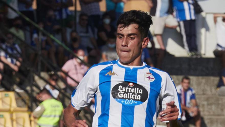 Diego Villarres corre por el césped en un duelo del Dépor. | // LOF