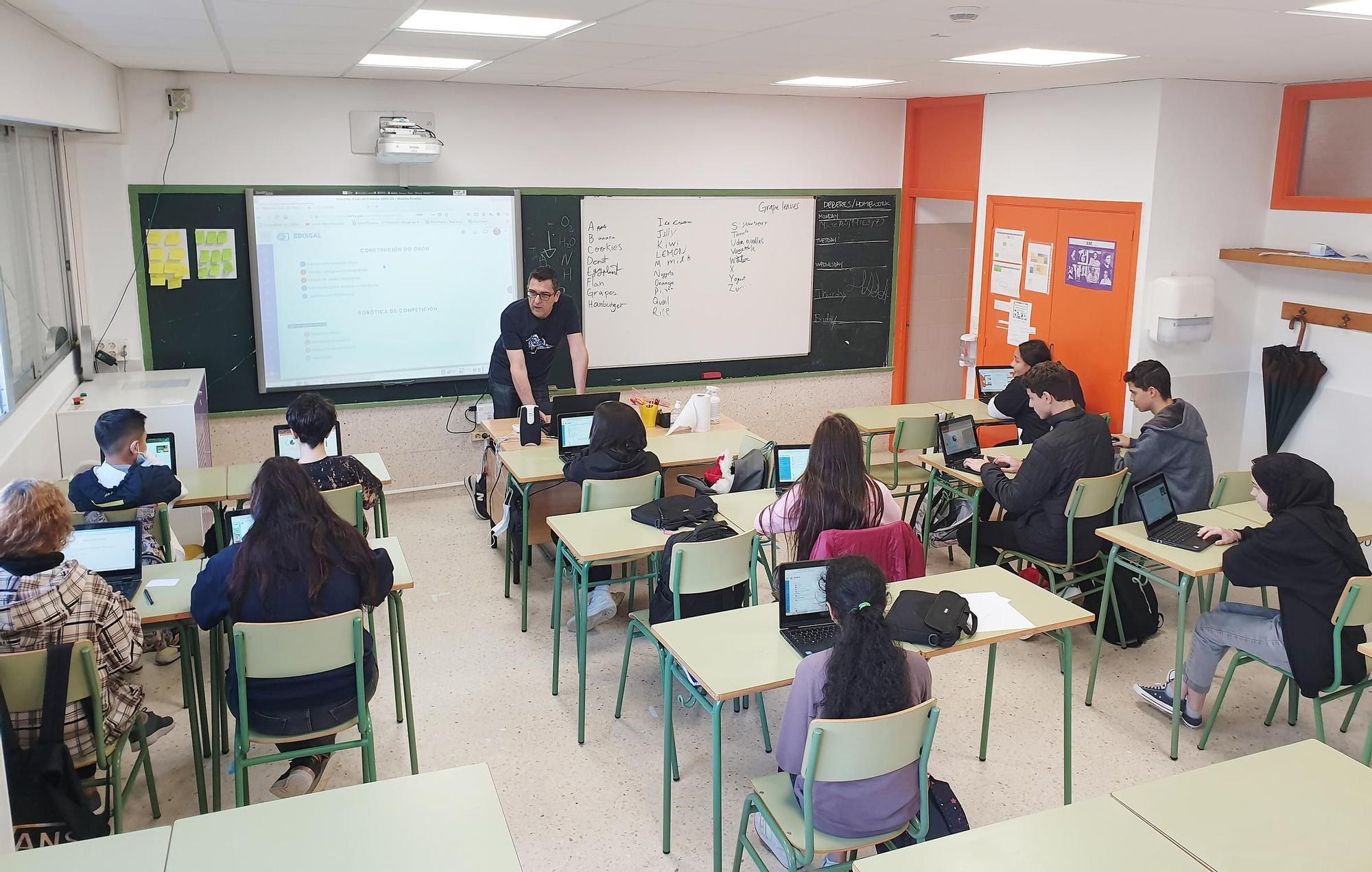 Alumnos de un instituto vigués con los ordenadores en el aula.