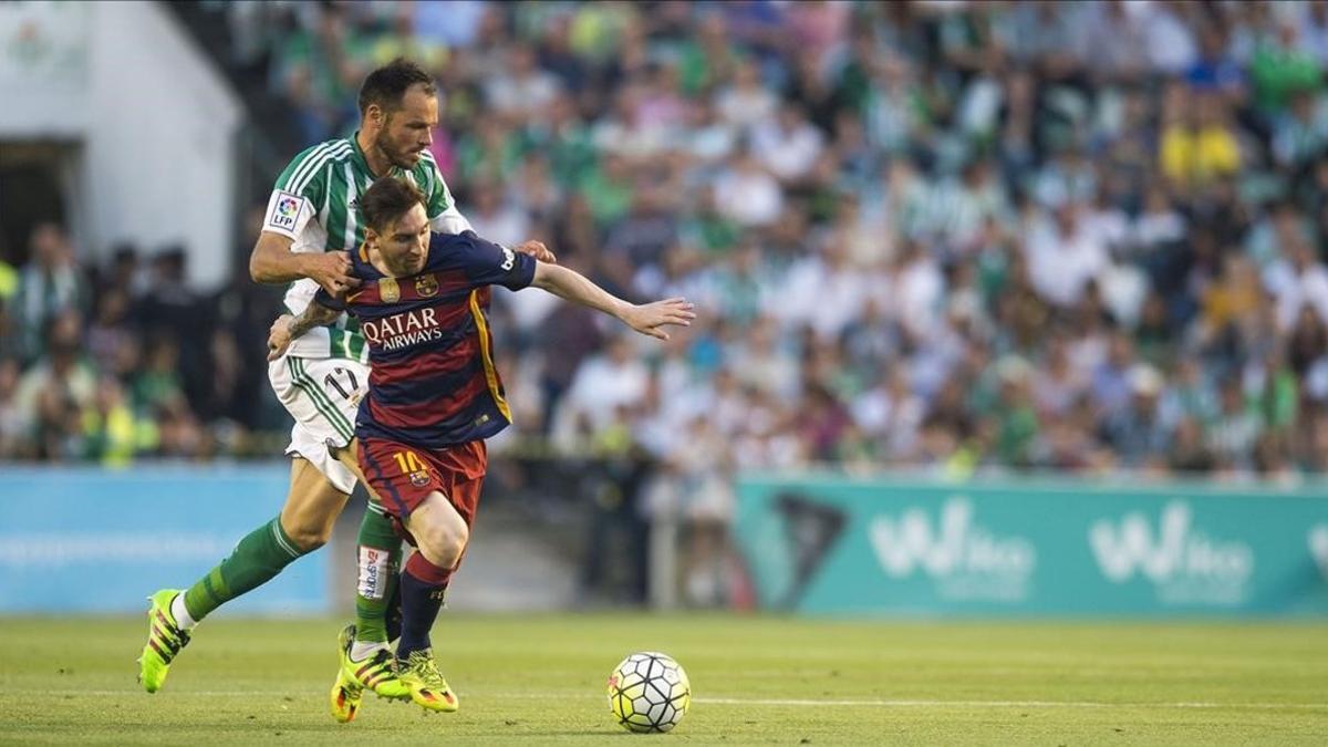 Messi, presionado por Westermann en el Villamarín.