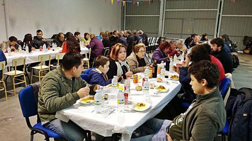 Vecinos de Villanázar comparten una comida de convivencia.