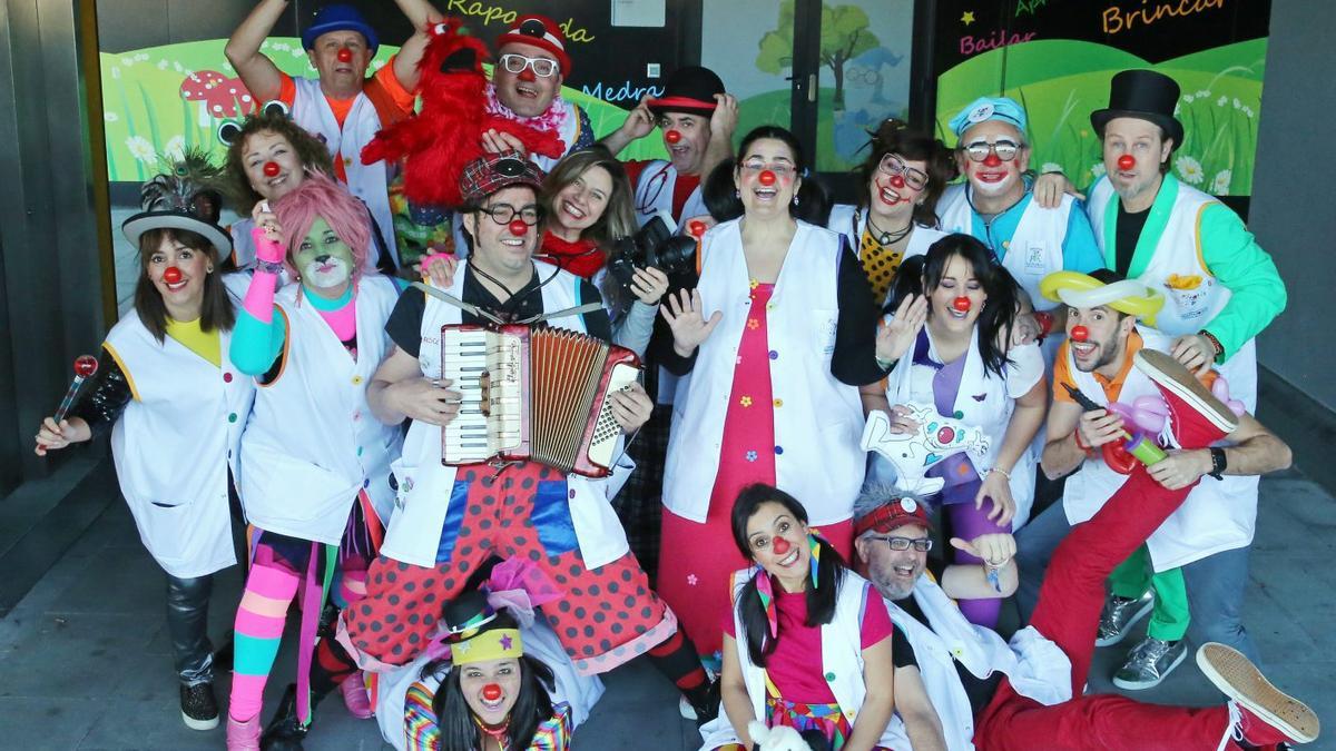 Voluntarios de Galiclown, en el servicio de Pediatría del hospital Álvaro Cunqueiro.