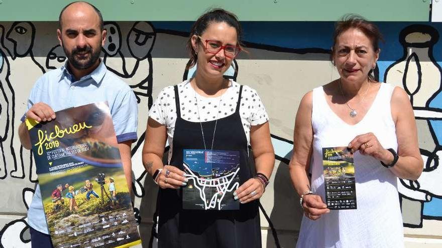 Manuel Pena, Silvia Carballo y Miluca Quintela con el cartel y el programa de las tapas. // Faro