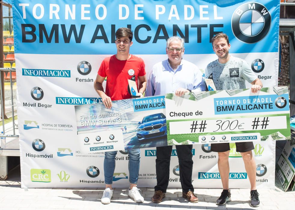 Campeones 2ª categoría masculina: Joaquín Ortuño y Julián Andreu. Entrega el premio Fernando García, gerente de Hispamóvil