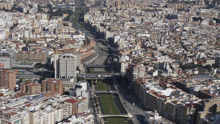 Vista aérea del cauce del Guadalmedina.