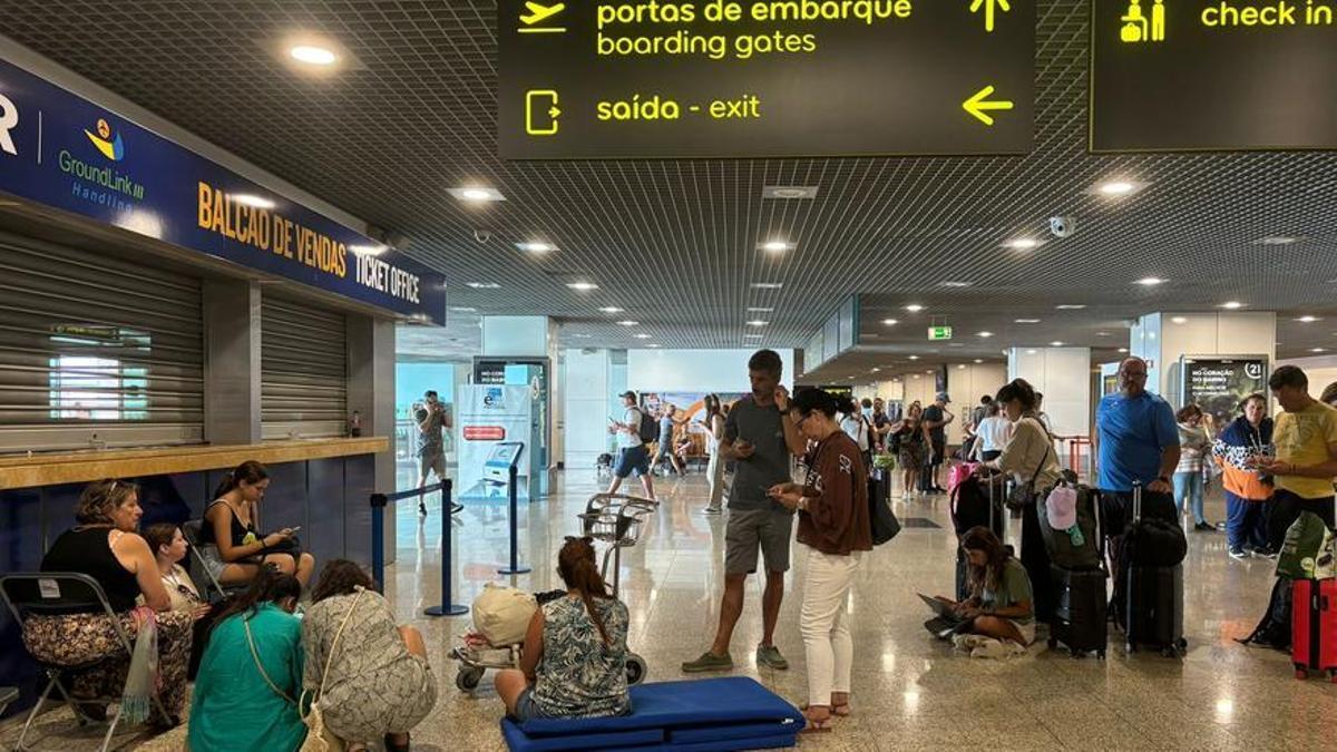 Aena recupera algunos de sus sistemas, pero se opera con más lentitud en los aeropuertos.
