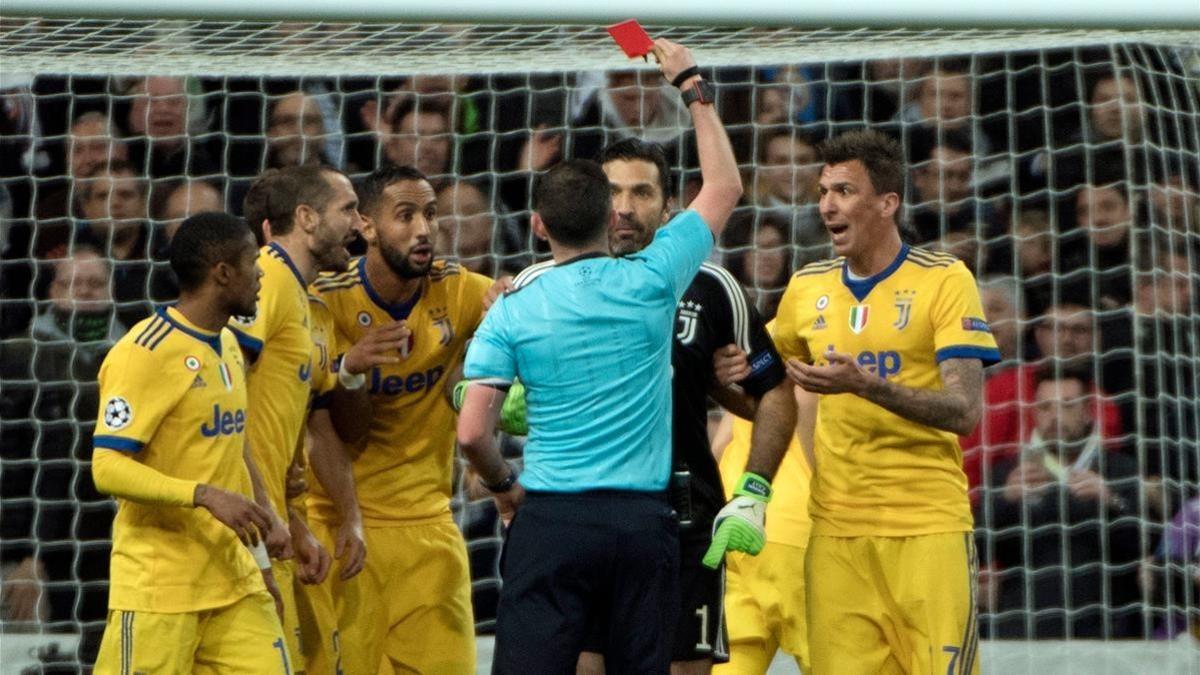 El colegiado inglés Michael Oliver expulsa a Buffon por sus protestas tras el penalti.