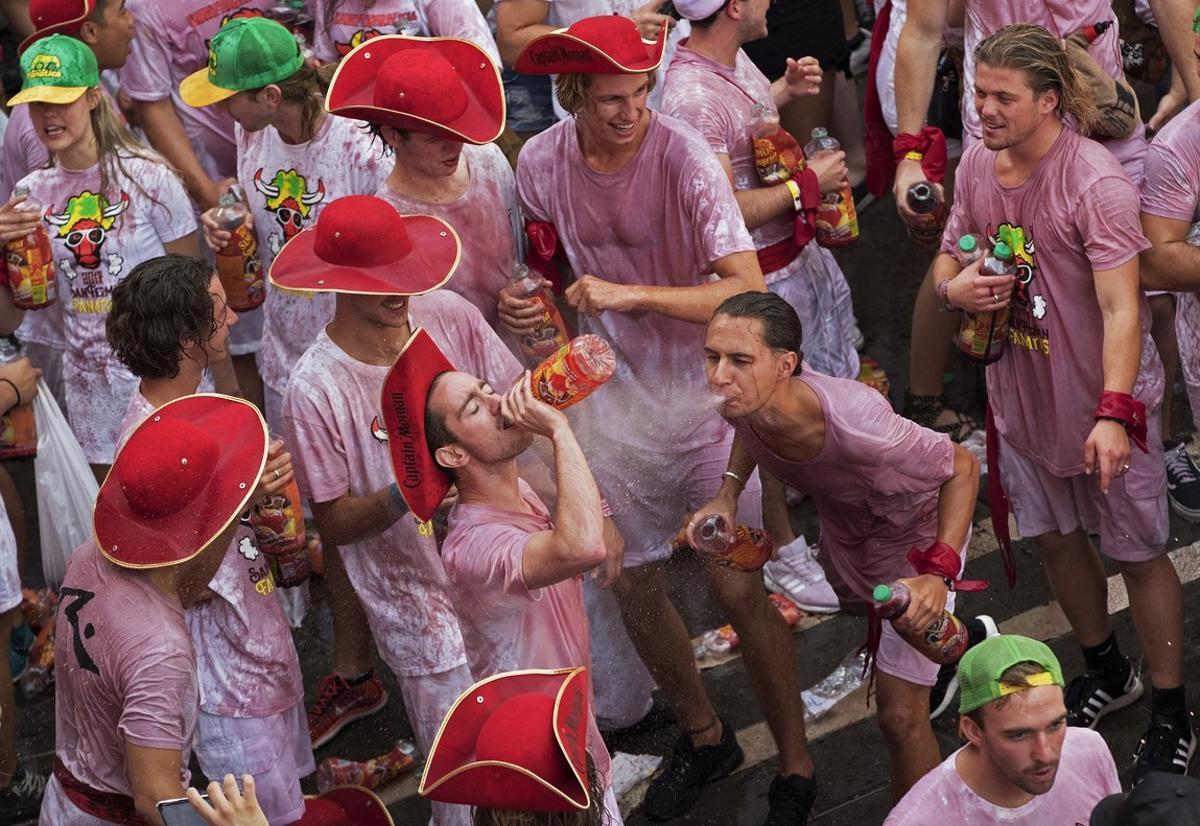 Ambiente de sanfermines en la plaza del Ayuntamiento de Pamplona.