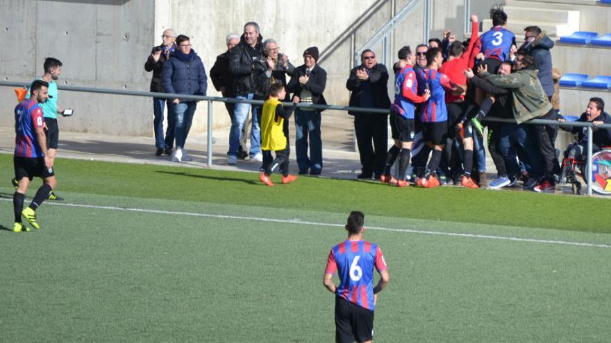 Los jugadores del Eldense celebran el tanto con la afición.