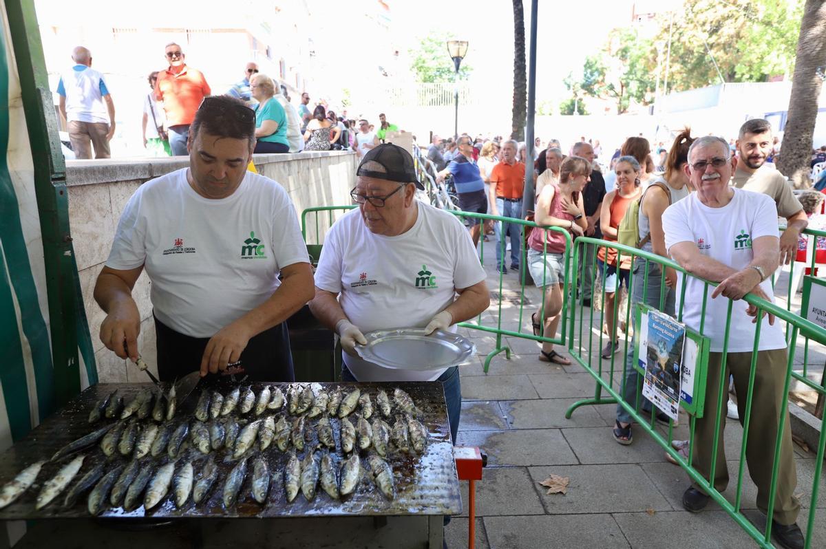 Los integrantes de la Asociación San José Obrero preparan las sardinas para el reparto.