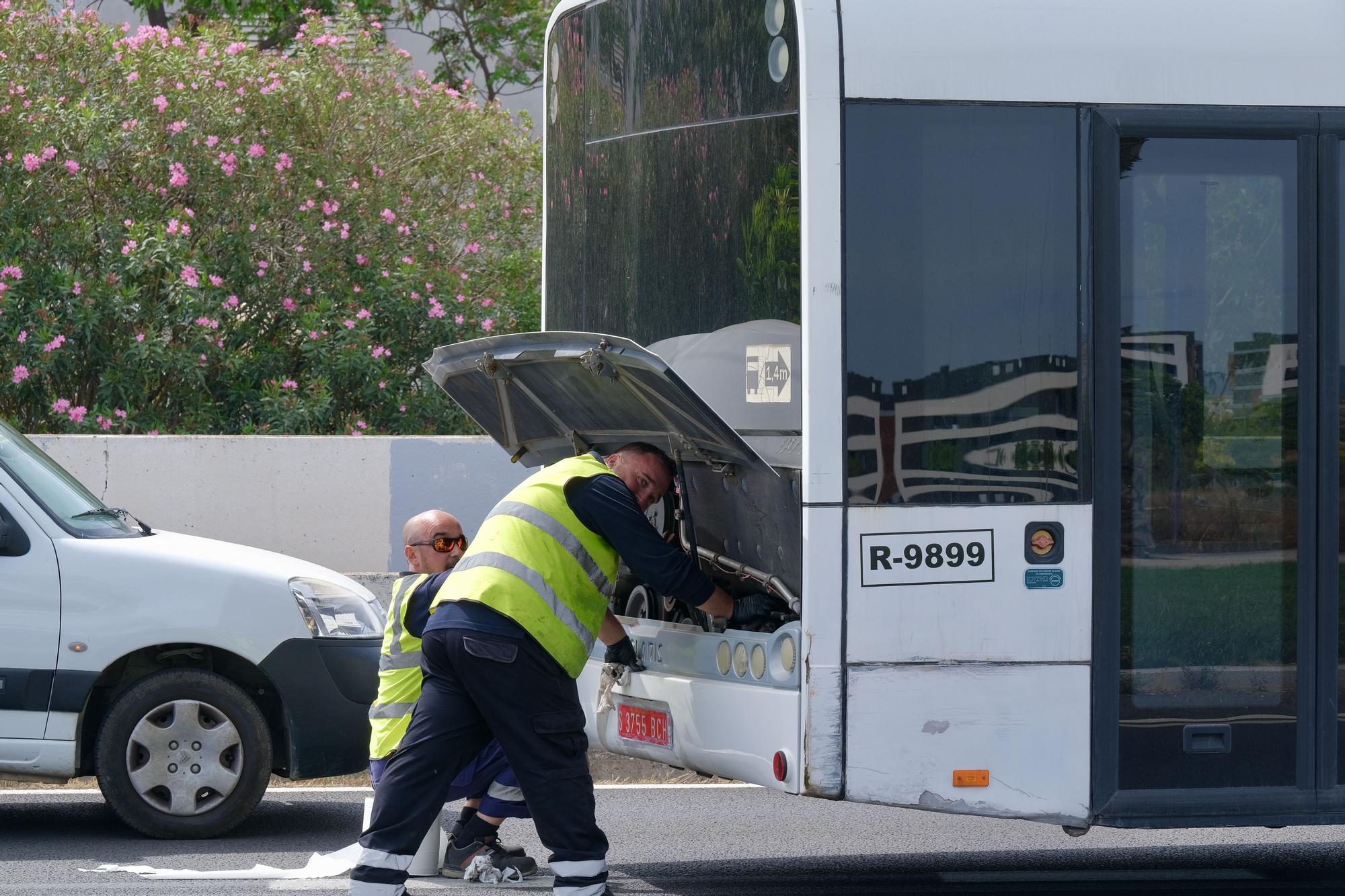 Las fotos del monumental atasco en los accesos a Palma por un autobús averiado en el carril VAO