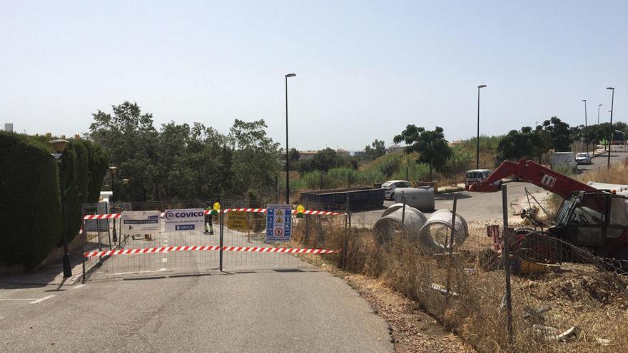 Operarios realizan mejoras en la calle Padre Paco Ostos.