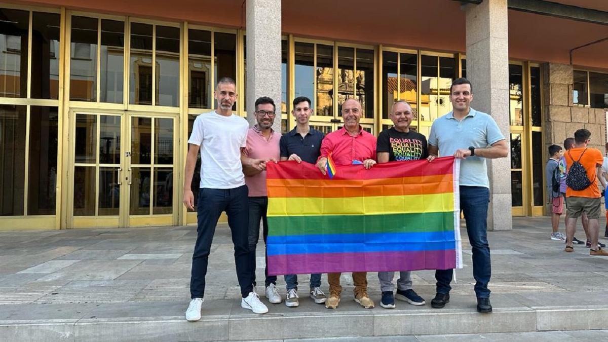 Antonio Hurtado sujetando la bandera del Orgullo LGBT