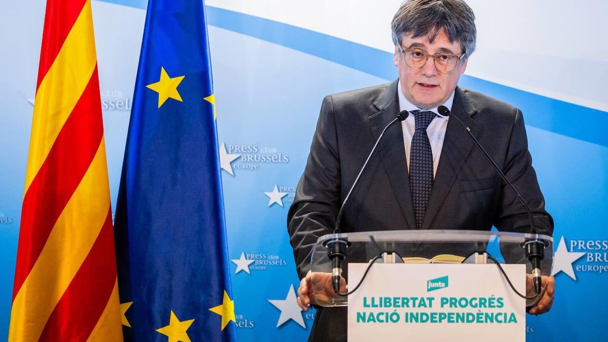 El líder de Junts, Carles Puigdemont, durante una rueda de prensa tras una reunión con miembros del partido, a 17 de enero de 2025, en Bruselas (Bélgica). Junts ha confirmado que no negociará con el PSOE aspectos de la política sectorial, como los Presupu