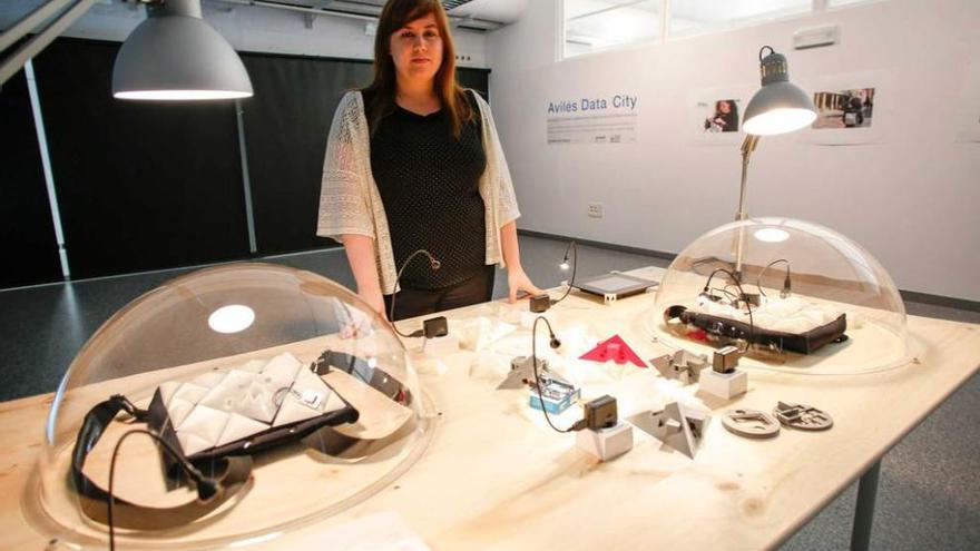 María Castellanos muestra la novedosa mochila.