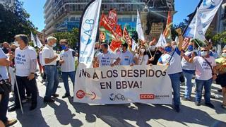 Trabajadores de BBVA protestan por los despidos colectivos planteados por la entidad