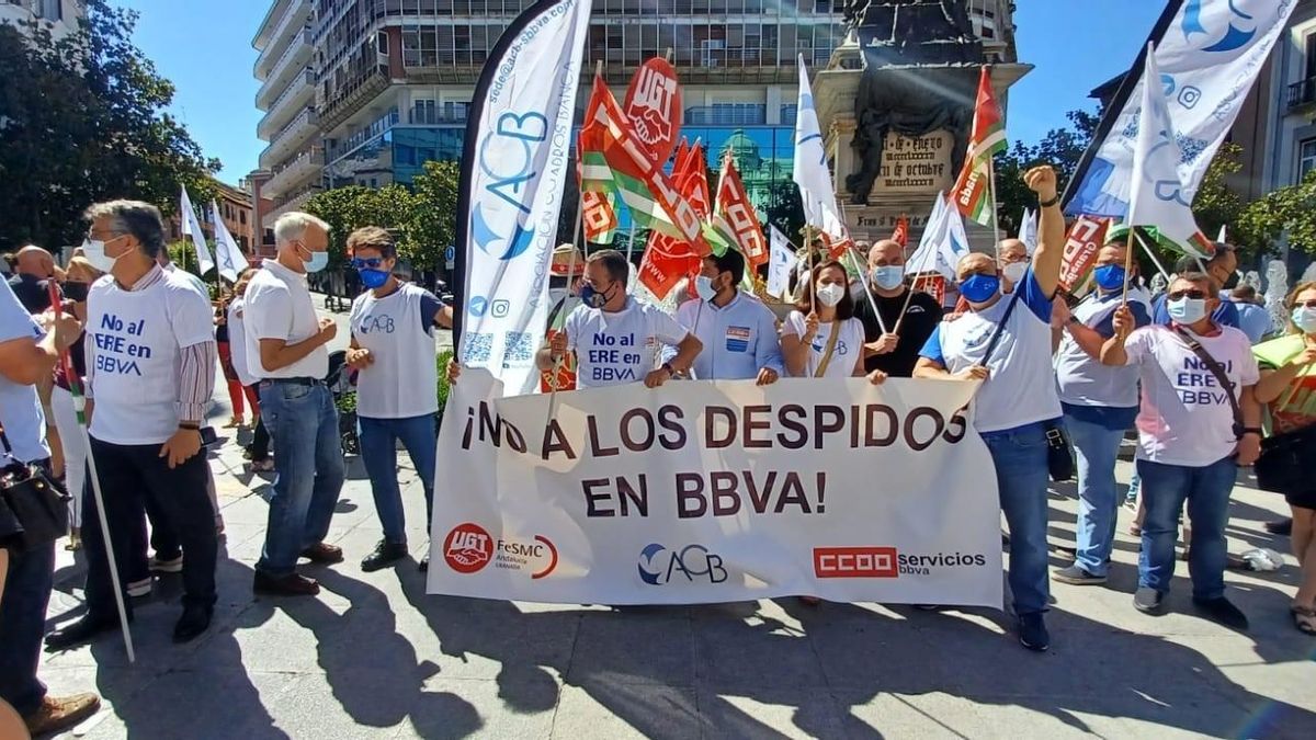 Trabajadores del BBVA protestan en Granada.